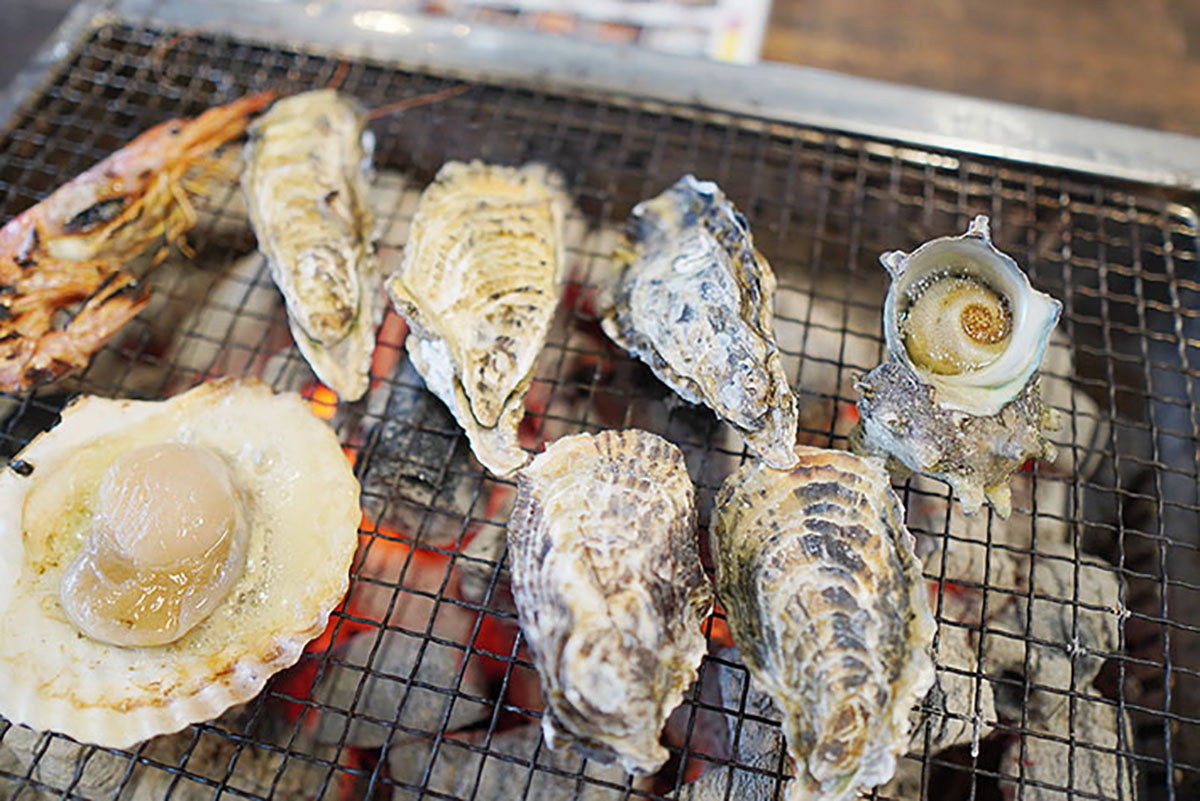 旬の味覚をじっくり味わう。糸島の冬の名物「牡蠣小屋」に行ってきた！