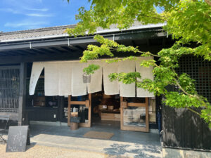 糸島の人気商品「しおをかけてたべるプリン」など、地元の食材や雑貨の品揃えが豊富な「新三郎商店」
