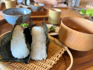 糸島で有名な“またいちの塩”でいただく、心温まるおむすび定食屋「ゴハンヤ イタル」