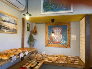 トレードマークはバス停風の看板！糸島の海岸沿いにあるオシャレなパン屋「「ヒッポー製パン所」