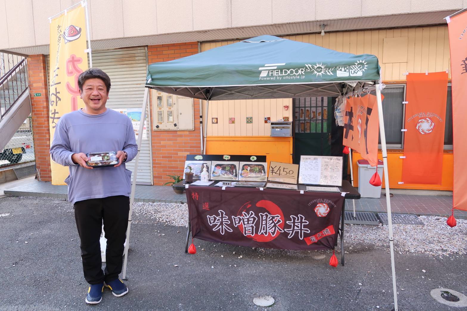 糸島・前原にある「糸島グルメ市場」で、炭火焼の糸島豚が入ったお弁当を楽しもう！＜後編＞