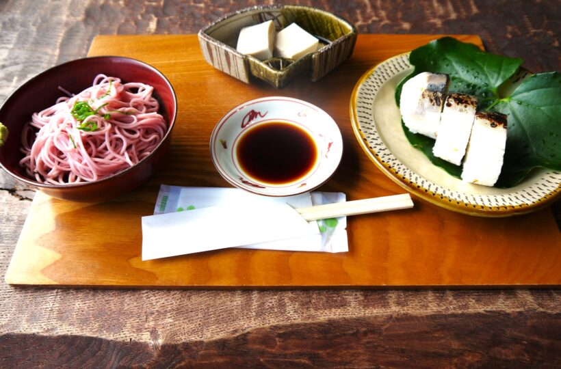 和の佇まいと海を臨めるロケーションに癒される♪居心地良い日本家屋カフェ「陶翠苑」でいただく鯖寿司とお抹茶に舌鼓