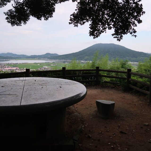 糸島・神在にある、気軽に登れて景色も綺麗な「とっぺん展望台」で、清々しいひとときを