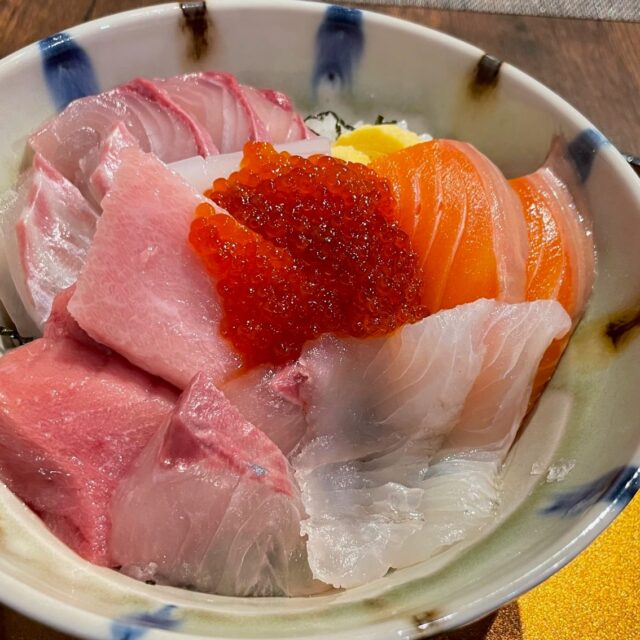 西区・周船寺でボリューム満点の海鮮丼を食べるならココ！「谷久」