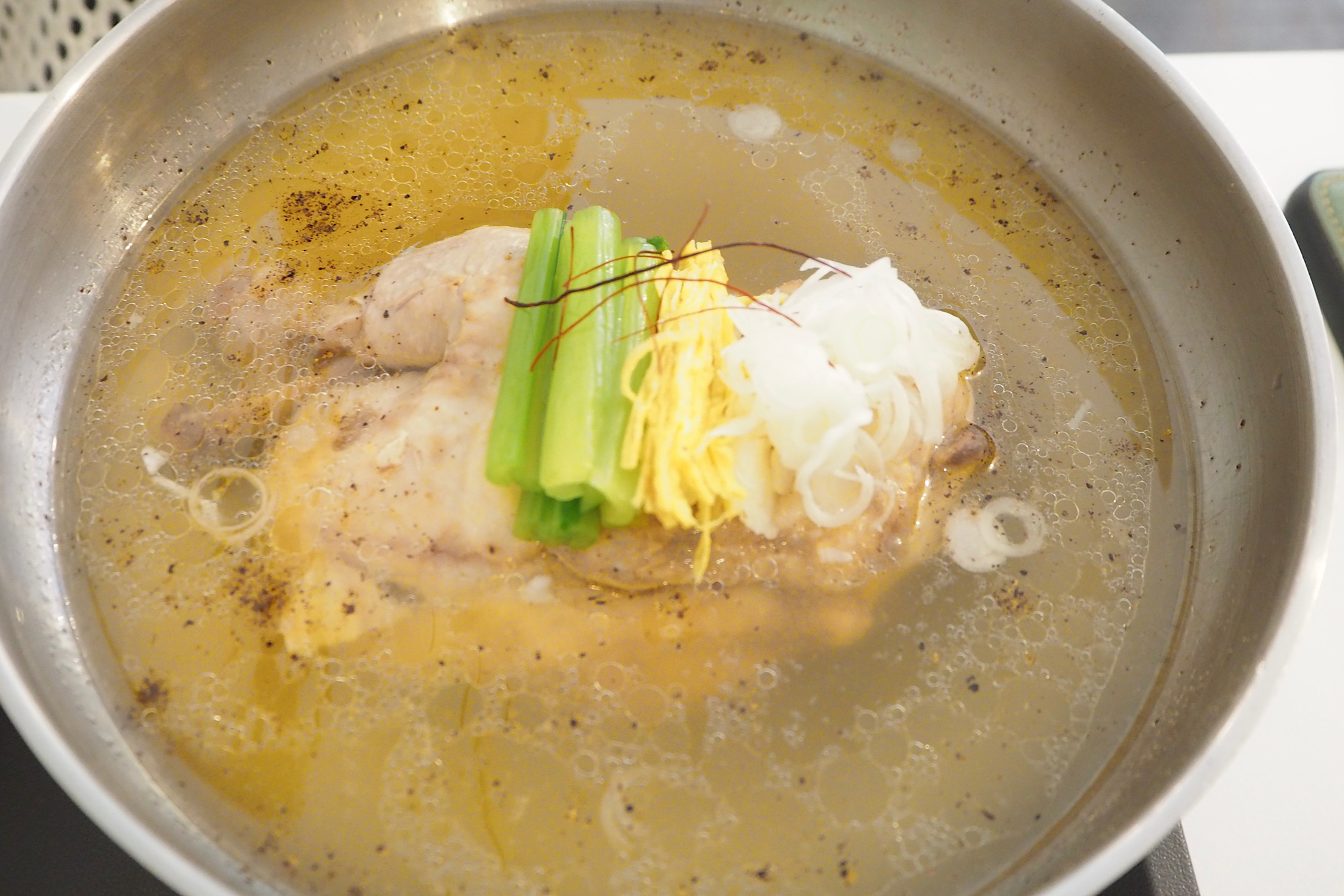 あっさり半鶏湯で韓国式スタミナ回復！暑い時期にピッタリの西区の「ニブンノイチ」へ