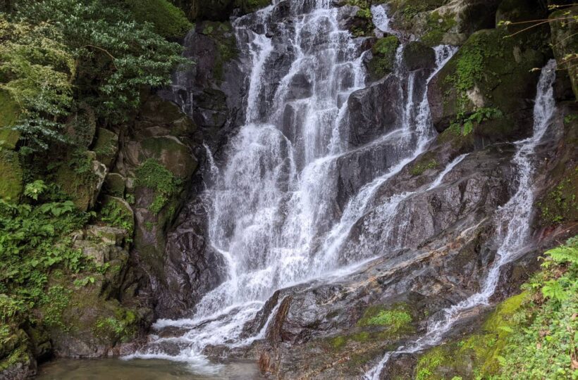 【糸島・白糸】四季折々の美しさを手軽に楽しめる「白糸の滝」