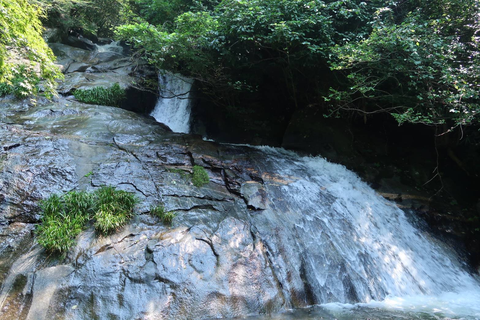 【糸島・二丈】自然がいっぱいの二丈岳、その山中に秘められた「明神の滝」を訪れる旅